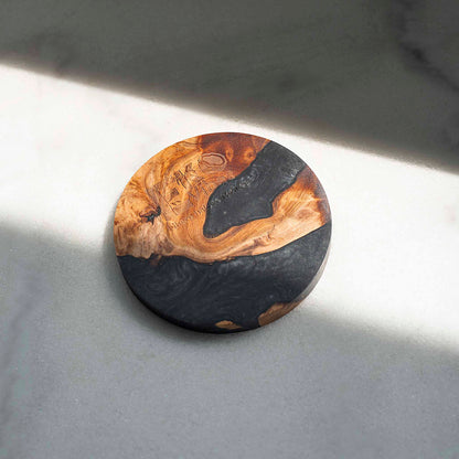 Stilingas juodas padėkliukas su natūraliu medžio raštu