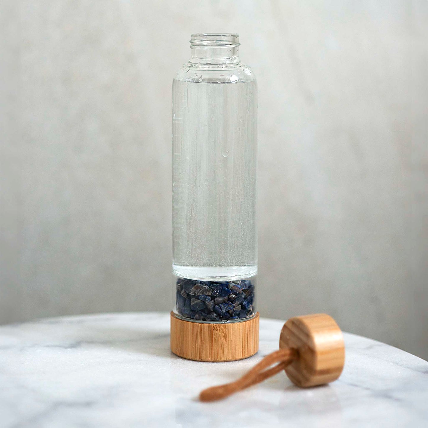 Gertuvė su Sodalito kristalais – ramybei, aiškumui ir sąmoningam vandens gurkšniui