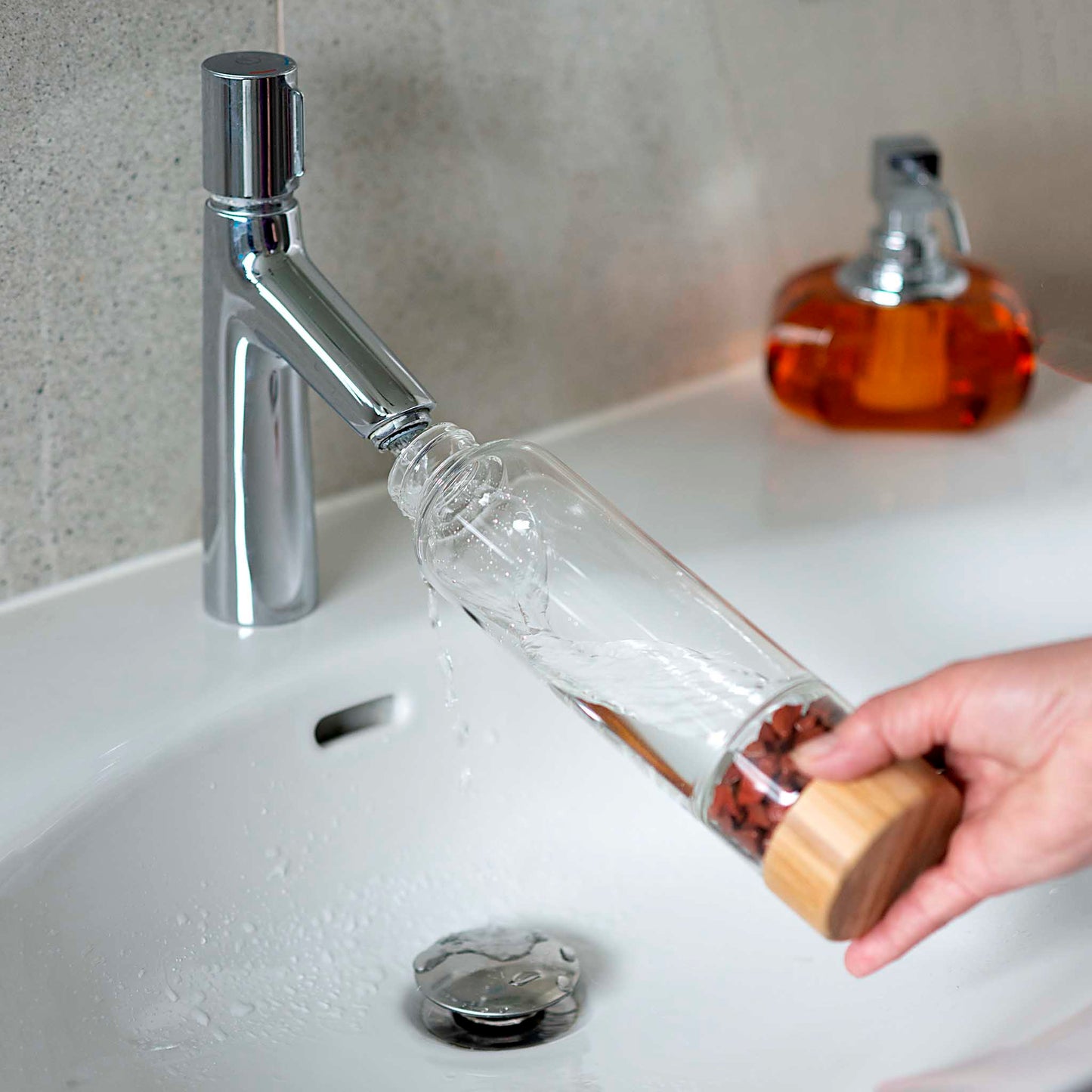 Stilinga vandens gertuvė su raudonojo jaspio kristalais