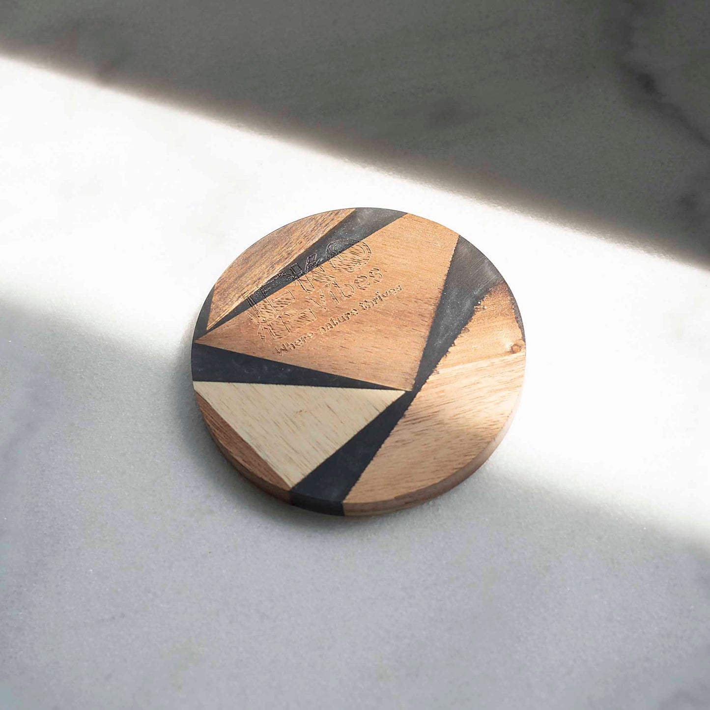 Rankų darbo juodas padėkliukas iš natūralaus medžio – modernus interjeras