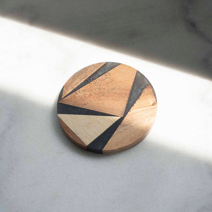 Rankų darbo juodas padėkliukas iš natūralaus medžio – modernus interjeras