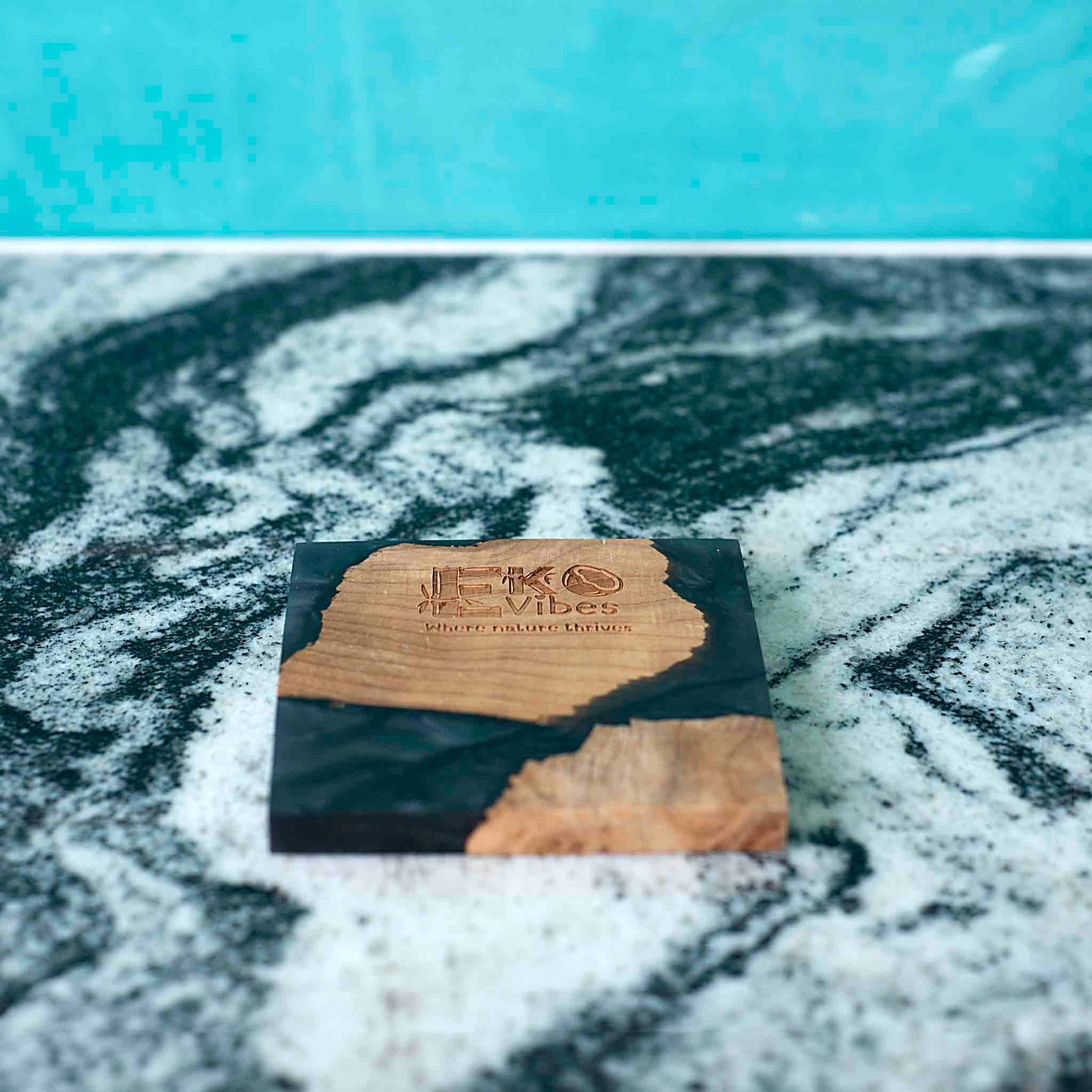 Juodos spalvos padėkliukas – kvadratinė forma, natūrali mediena