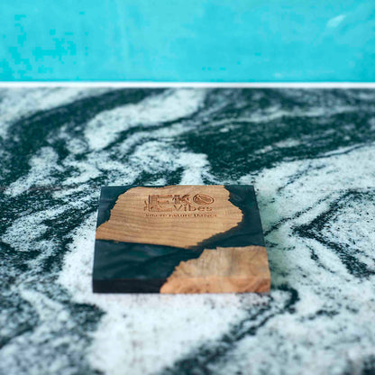 Juodos spalvos padėkliukas – kvadratinė forma, natūrali mediena