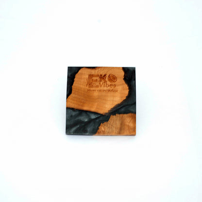 Tvarus ir elegantiškas juodas kvadratinis padėkliukas gėrimams