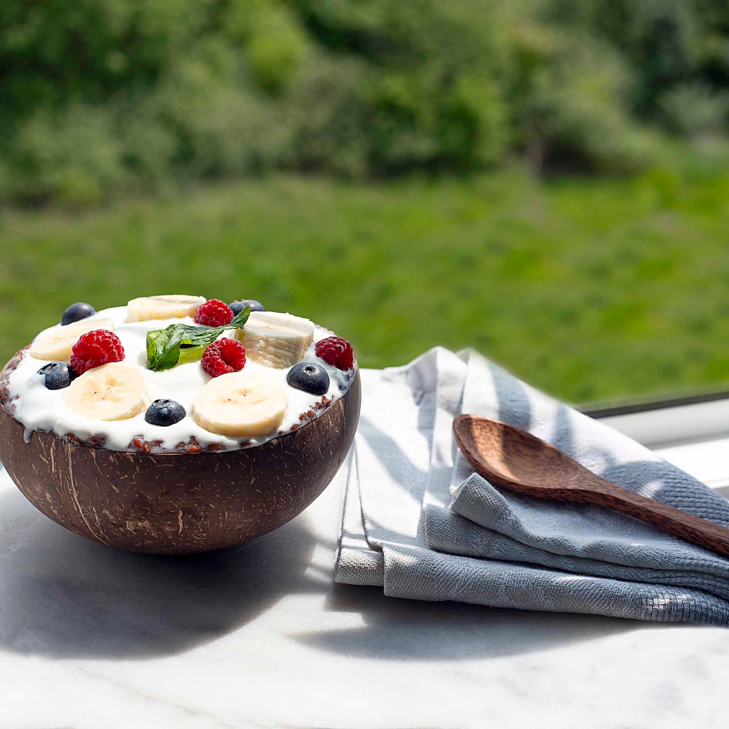 Rankų darbo kokoso dubuo MAXI ant staliuko gamtoje – išskirtinis virtuvės akcentas