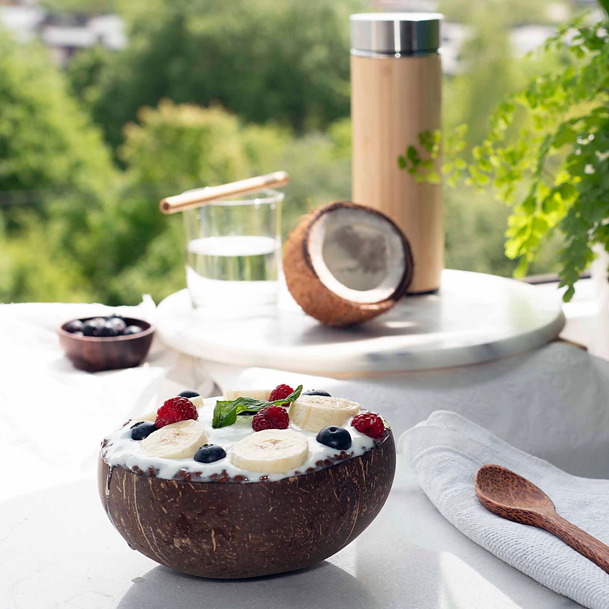 Natūralus MIDI kokoso dubenėlis su kokoso medienos šaukšteliu – tvari stalo stilistika gamtoje.