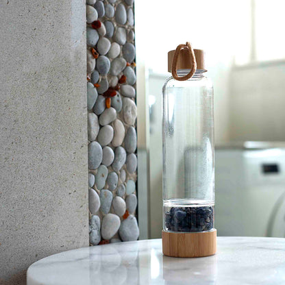 Ekologiška stiklinė gertuvė su kristalų keitimo funkcija ant stalo