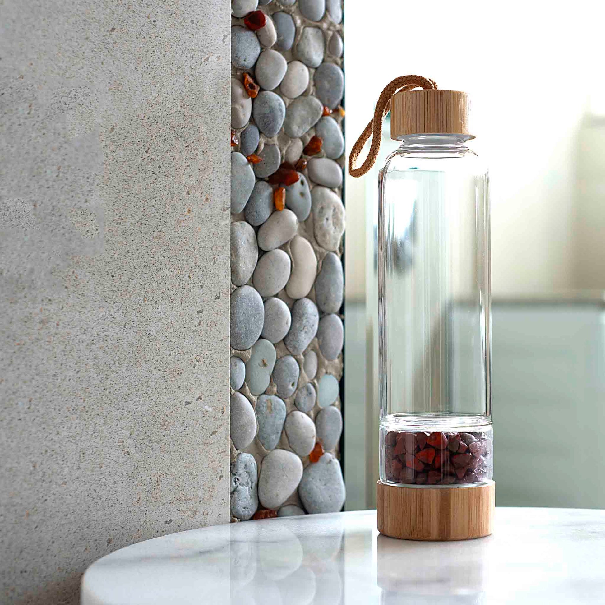 Gertuvė su Red Jasper kristalais ant stalo – natūralus ir sąmoningas pasirinkimas