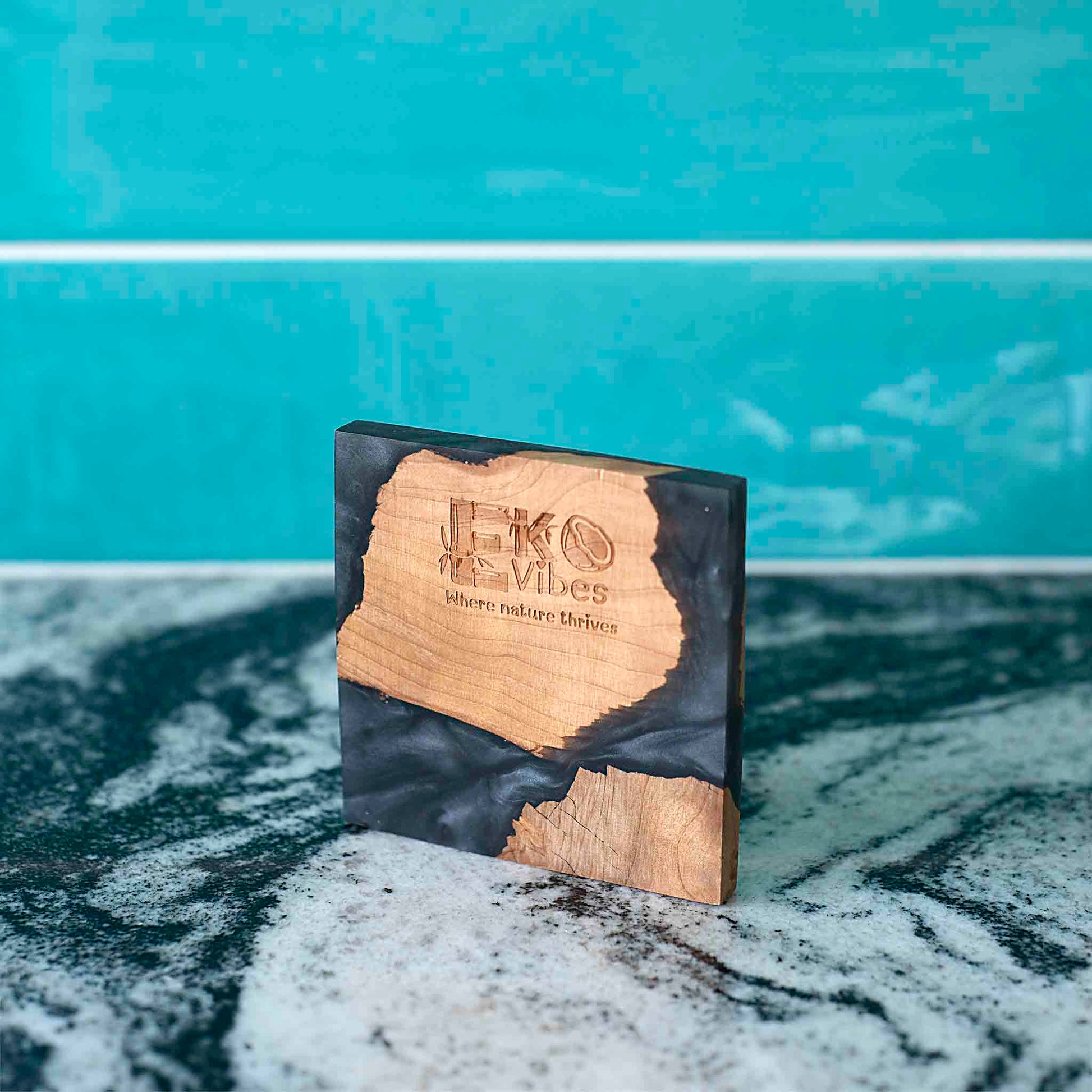 Kvadratinis padėkliukas iš akacijos medžio ir juodos epoksidinės dervos