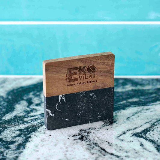 Kvadratinis padėkliukas iš medžio ir marmuro – 10×10 cm