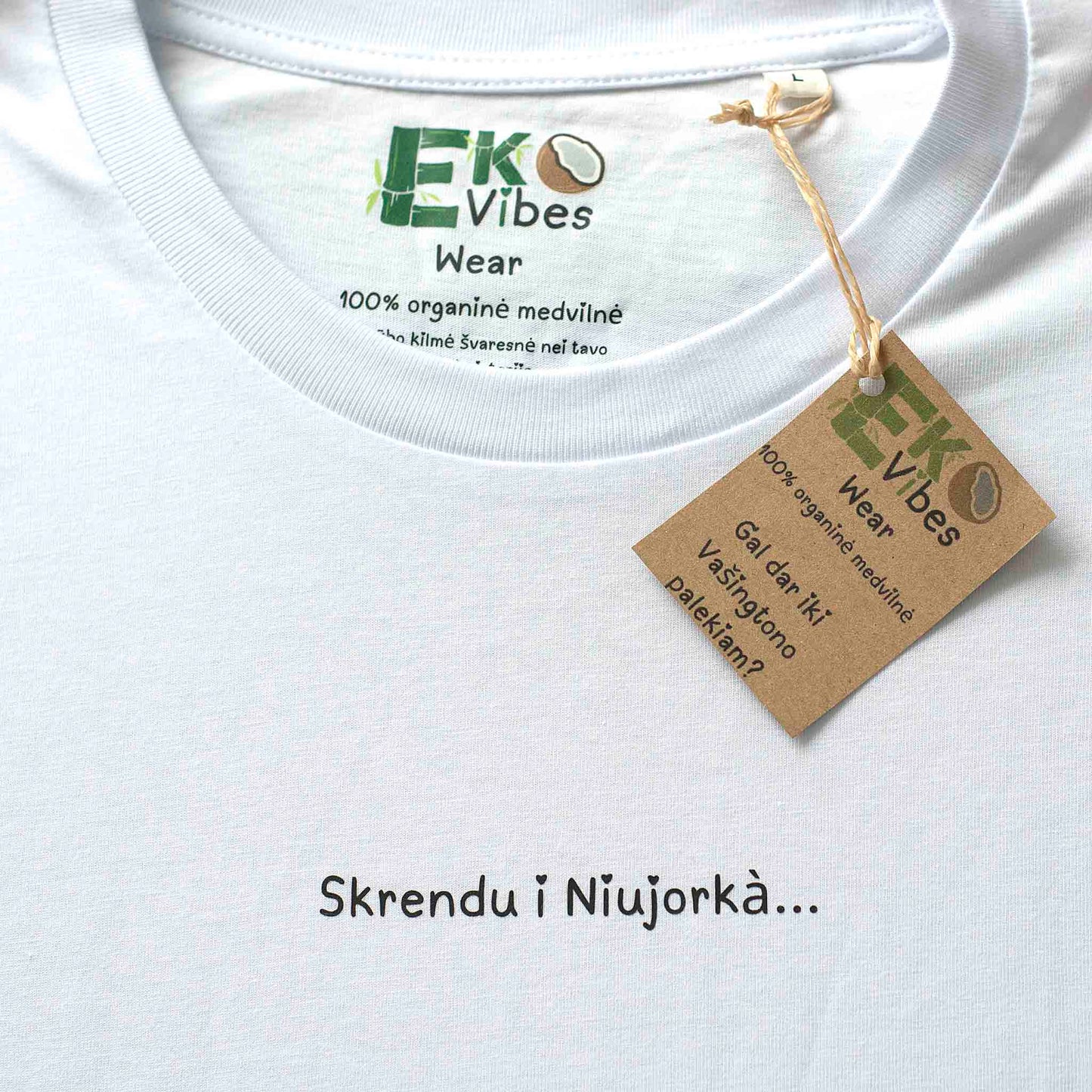 Baltų marškinėlių „Skrendu i Niujorkà“ dizaino pritrauktas vaizdas iš arti