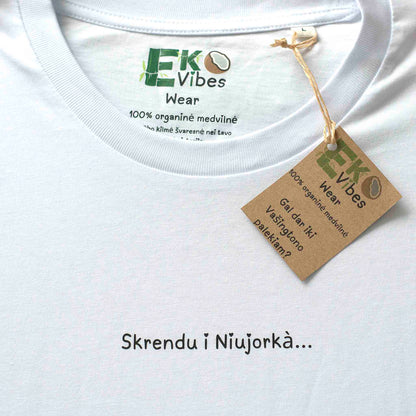 Baltų marškinėlių „Skrendu i Niujorkà“ dizaino pritrauktas vaizdas iš arti