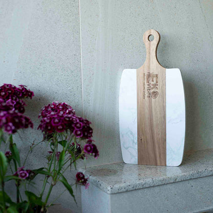 Stilingas serviravimo padėklas su baltu marmuru ir medžiu