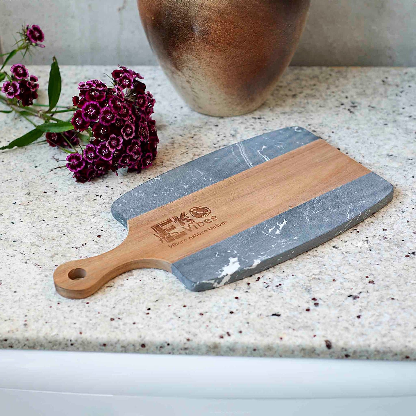 Rankų darbo lenta iš medžio su juodu marmuru