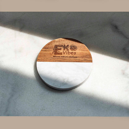 Elegantiškas apvalus padėkliukas iš balto marmuro ir medienos