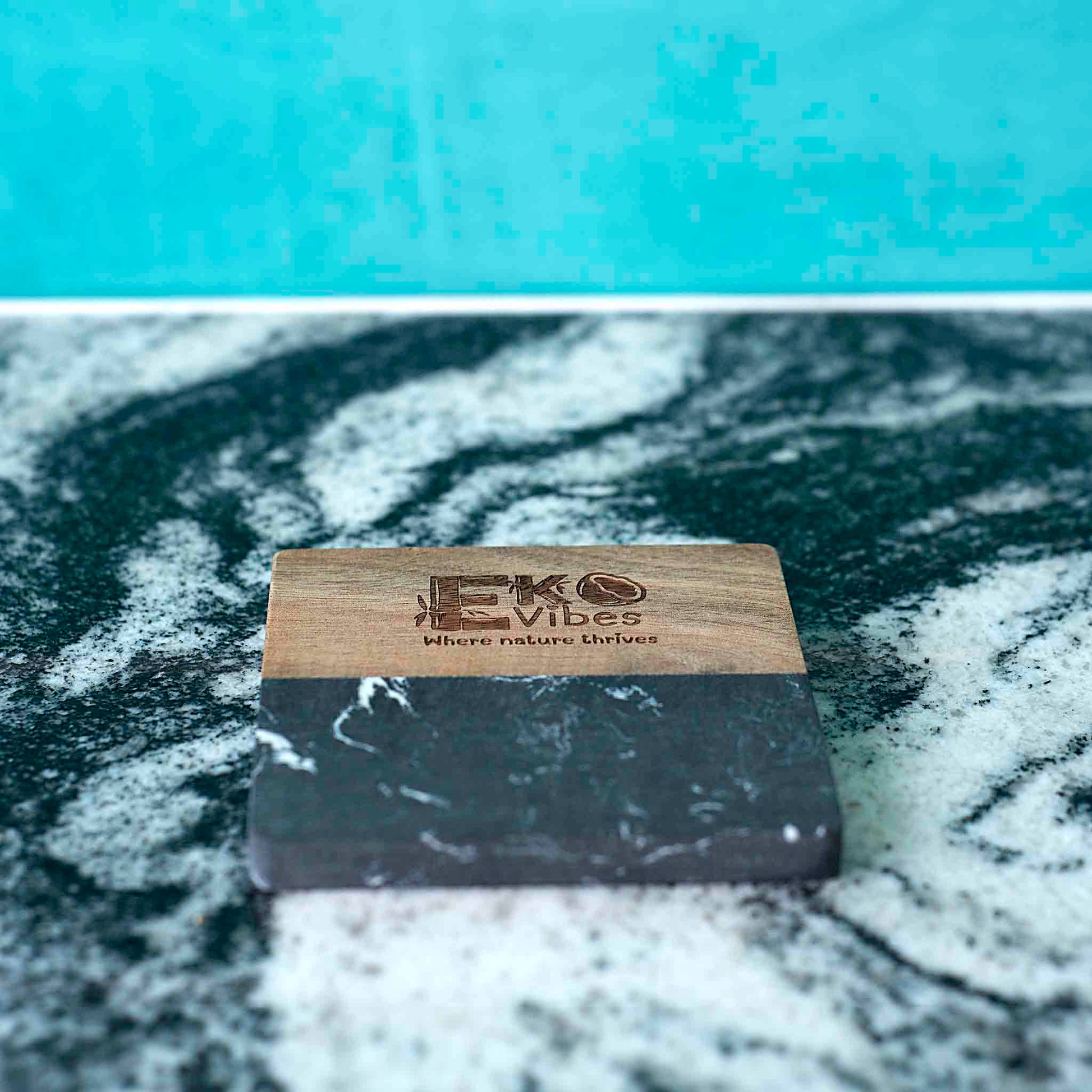 Rankų darbo kvadratinis padėkliukas su marmuru ir mediena