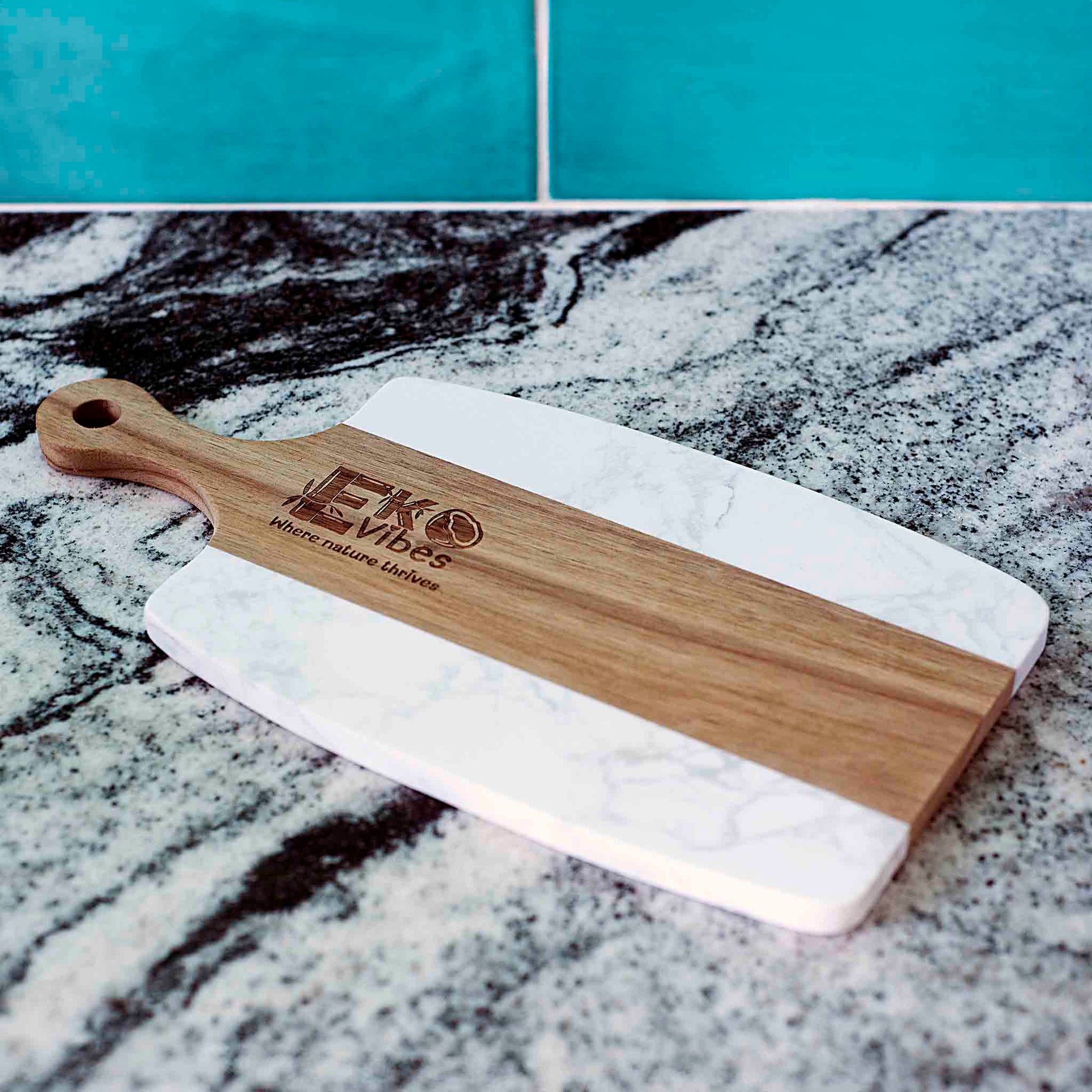 Pjaustymo lenta su baltu marmuru ir natūralia mediena – 35×18.5 cm