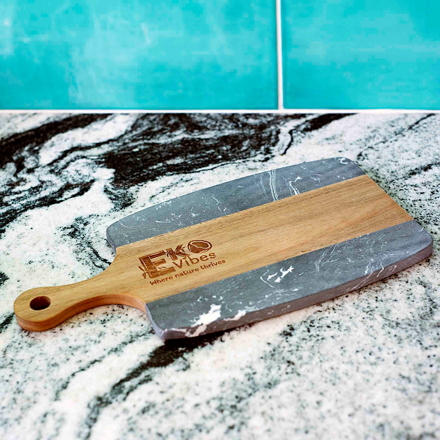 Dvipusė medinė pjaustymo lenta su juodu marmuru – 35×18.5 cm