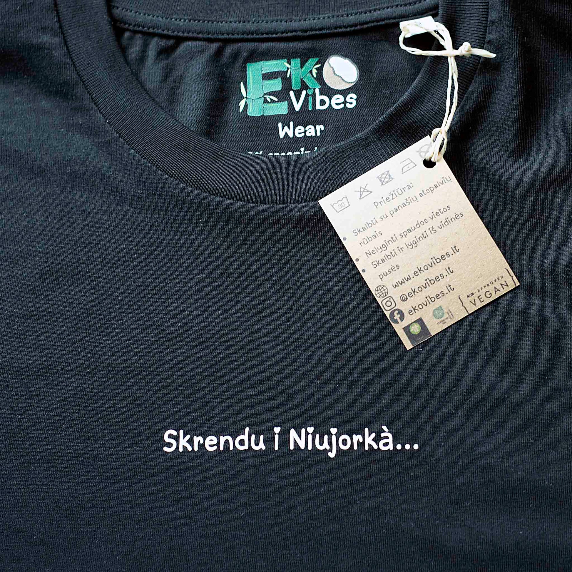 Pritrauktas vaizdas – džemperio dizainas su užrašu „Skrendu i Niujorkà“