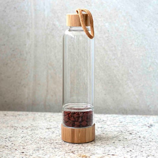 Stiklinė gertuvė su Red Jasper kristalais ir bambuko dangteliu – 400 ml