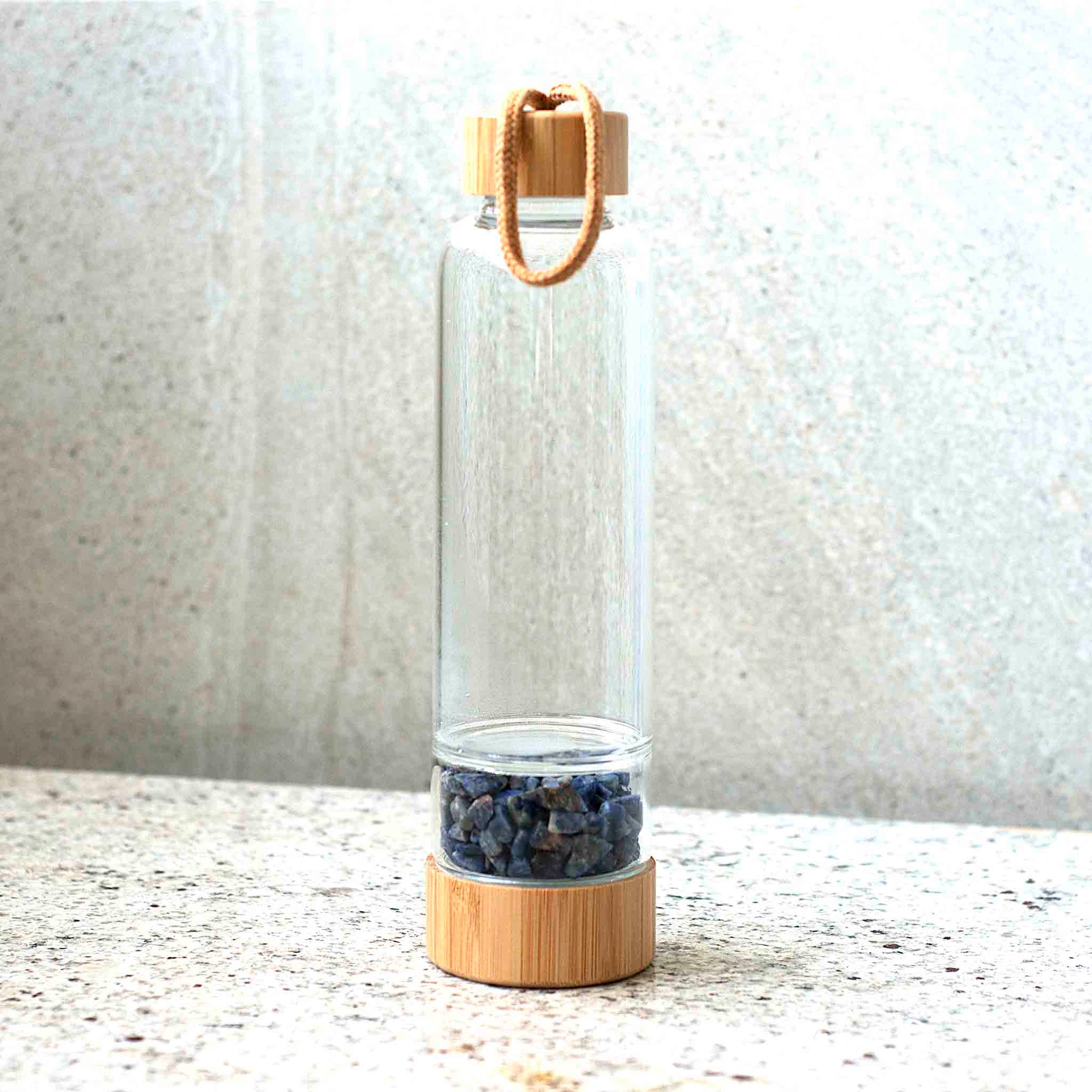 Stiklinė gertuvė su Sodalito kristalais ir bambuko dangteliu – 400 ml