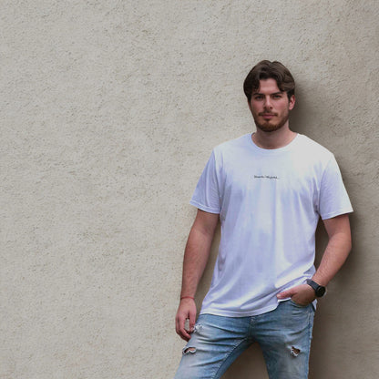 Vyriški organinės medvilnės marškinėliai „Skrendu i Niujorkà“ prie šviesios sienos