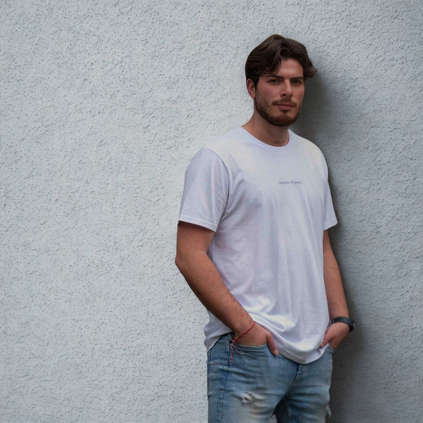 Vyriški organinės medvilnės marškinėliai „Skrendu i Niujorkà“ prie šviesios sienos
