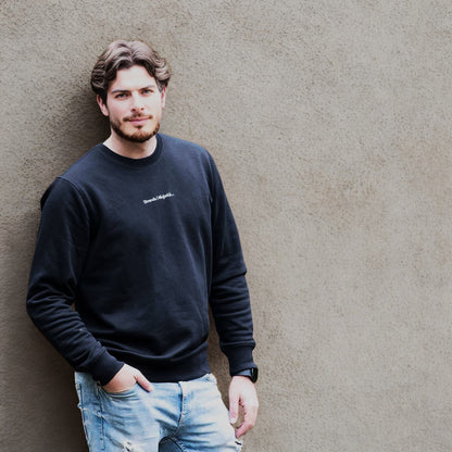 Vyras vilki džemperį be kapišono su užrašu „Skrendu i Niujorkà“, juodas fonas