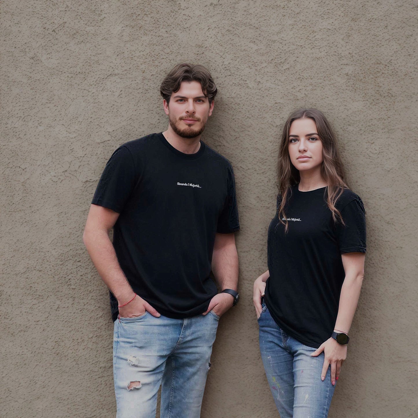 Poros derinys su juodais marškinėliais „Skrendu i Niujorkà“