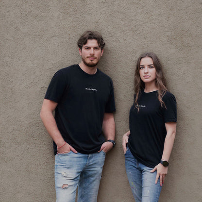 Poros derinys su juodais marškinėliais „Skrendu i Niujorkà“