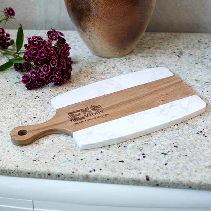 Rankų darbo pjaustymo lenta iš medžio su baltu marmuro akcentu