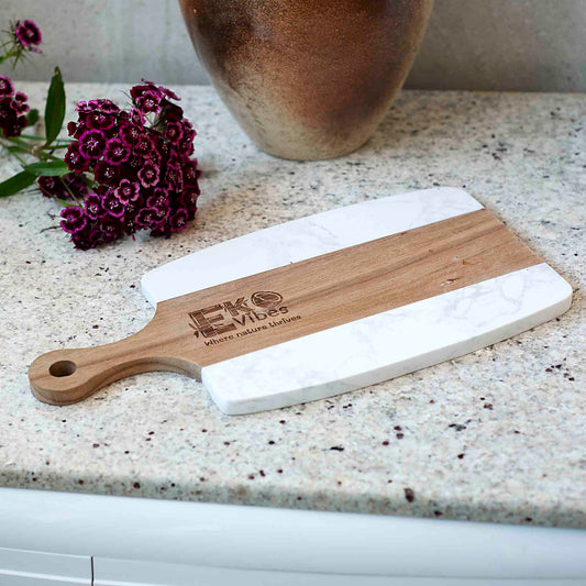 Rankų darbo pjaustymo lenta iš medžio su baltu marmuro akcentu