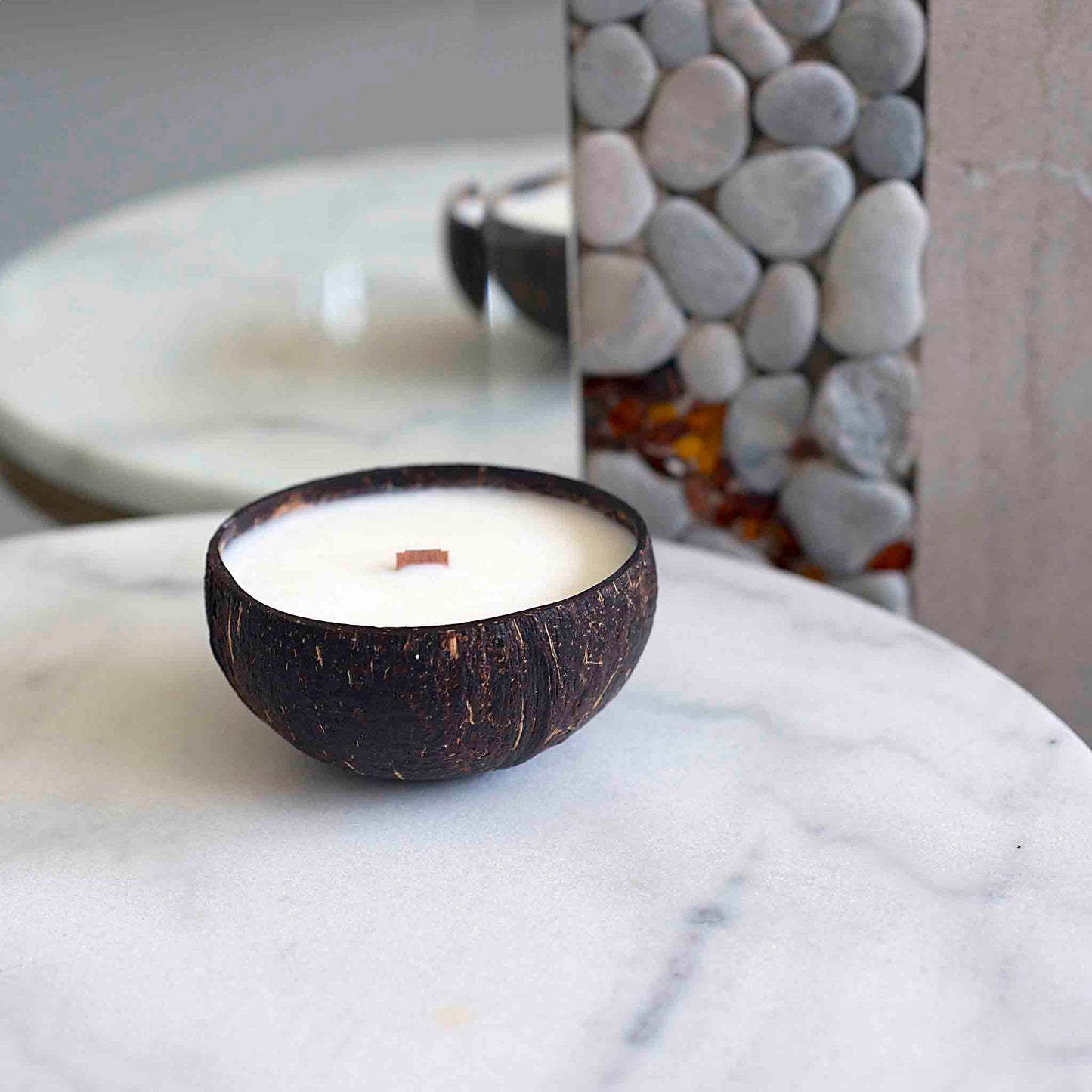 Rankų darbo sojų vaško žvakė – Cinamonas ir obuolys, naturaliame kokoso kevale