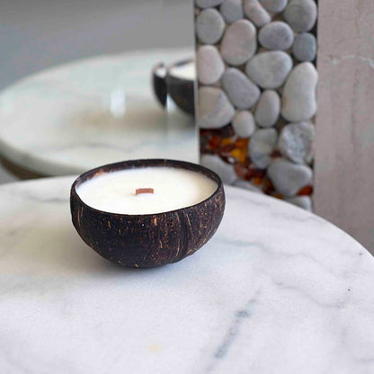 Rankų darbo sojų vaško žvakė – Cinamonas ir obuolys, naturaliame kokoso kevale