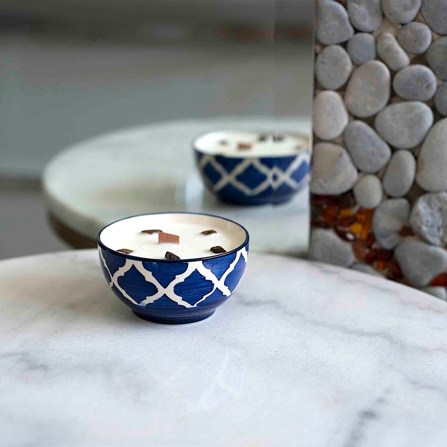 Rankų darbo sojų vaško žvakė – Kokoso kvapas su tigro akies kristalais, keramikoje