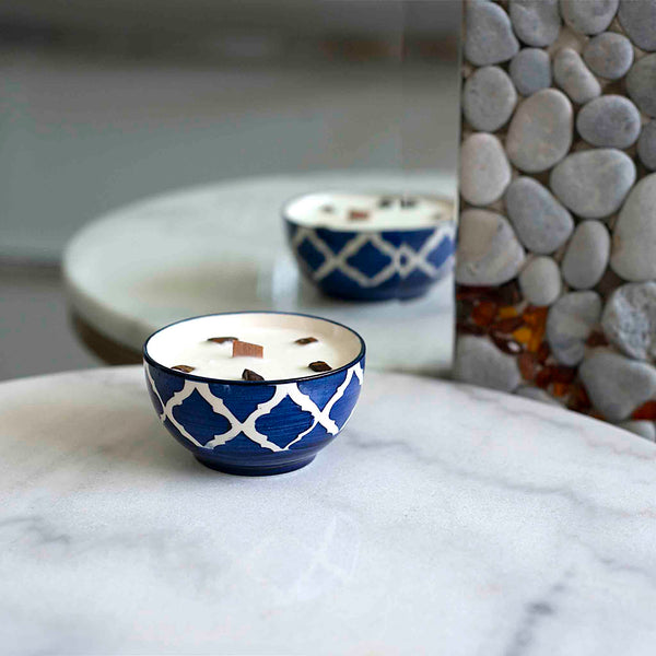 Rankų darbo sojų vaško žvakė – Kokoso kvapas su tigro akies kristalais, keramikoje