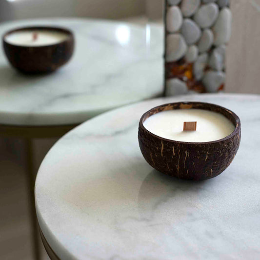 Rankų darbo sojų vaško žvakė – Vanilė, natūraliame kokoso riešuto kevale